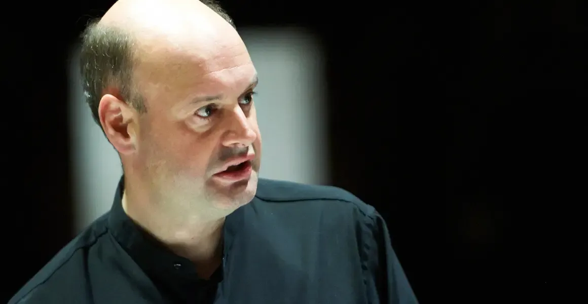 Stephen Layton in rehearsal