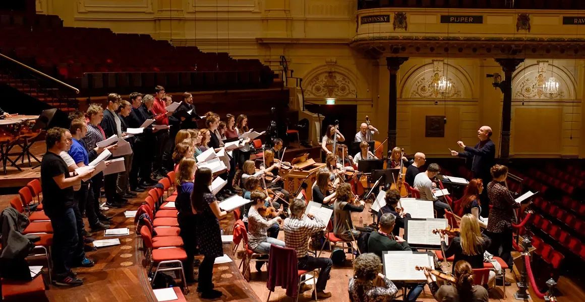 Stephen Layton rehearsing choir and orchestra